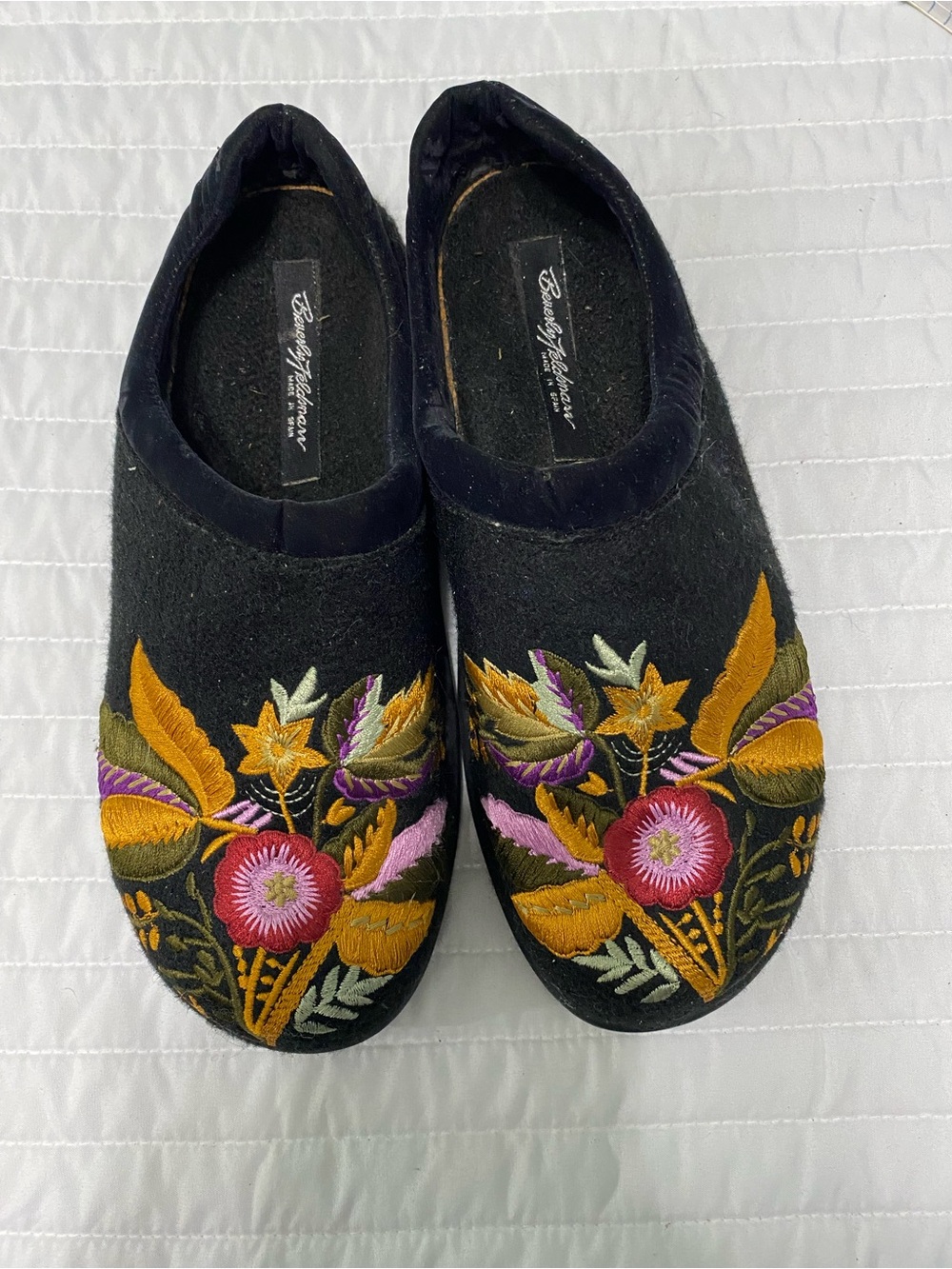 Beverly Feldman Black Embroidered Floral Slip-Ons Wool Women’s Size 7